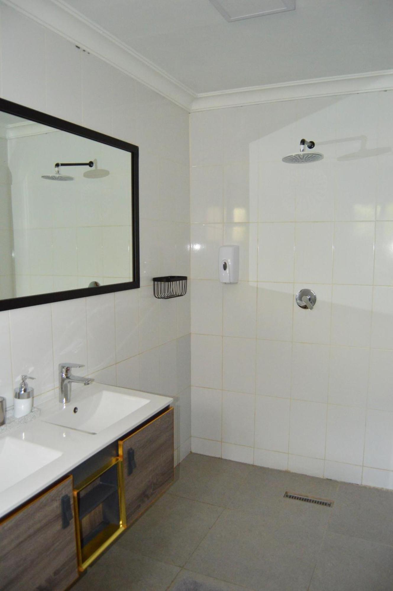 לובומבאשי Bougainvilla Boutique Hotel & Restaurant מראה חיצוני תמונה